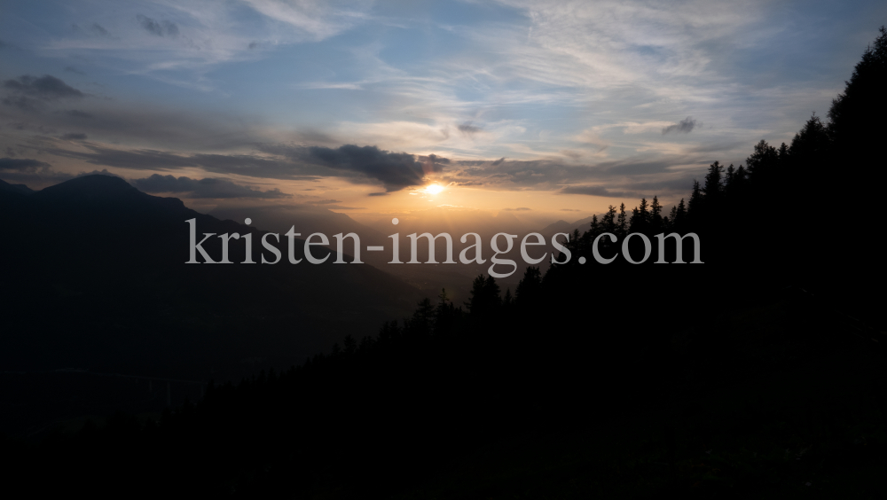 Abendstimmung, Sonnenuntergang / Blick vom Patscherkofel Richtung Westen by kristen-images.com