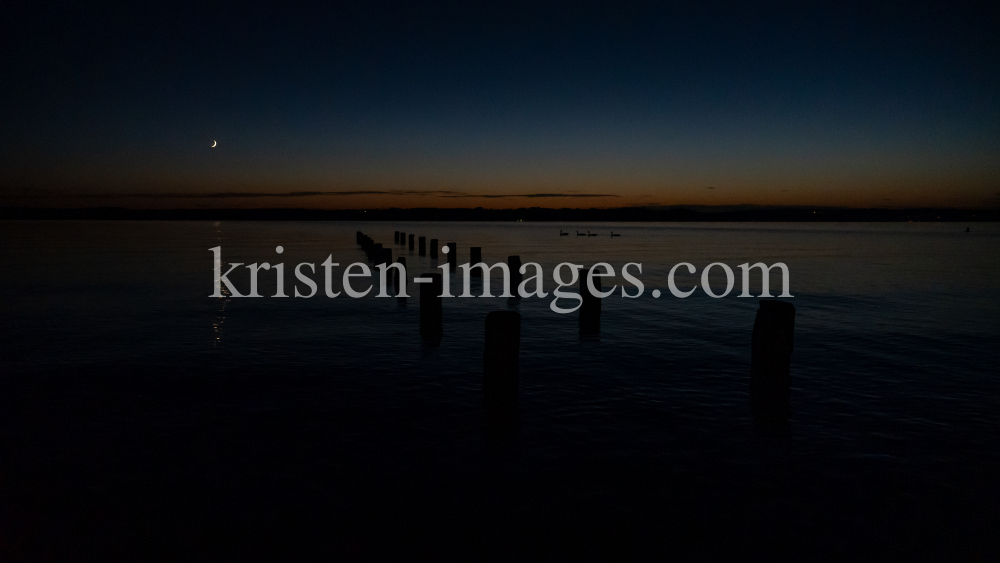 Abendstimmung / Erholungsgebiet Ambach, Starnberger See, Bayern, Deutschland by kristen-images.com