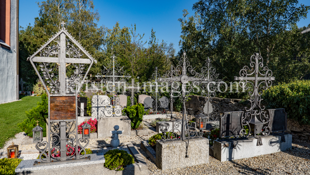 Friedhof der Pfarrkirche Johannes der Täufer in Ampass, Tirol, Austria by kristen-images.com