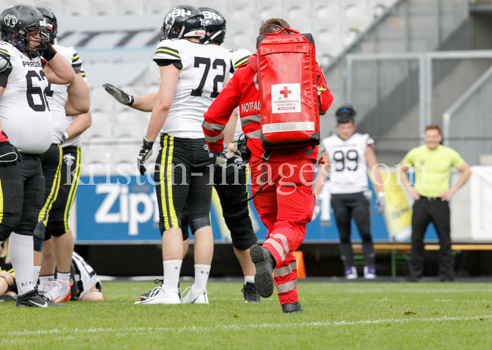 Rettungssanitäte beim American Football / Tivoli Stadion, Innsbruck, Österreich by kristen-images.com